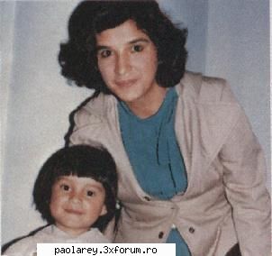 in poza era ea la 6 ani si mama paola cand era mica*poze*